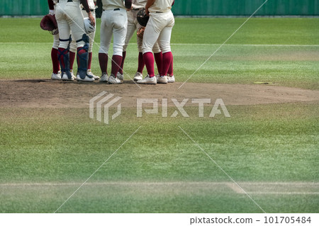 Infielders gather on the mound to discuss a crisis during a baseball game 101705484