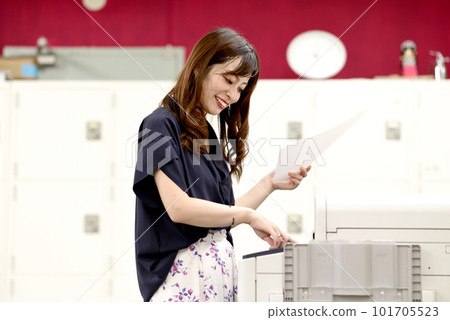 文檔在打印機前的女人 101705523