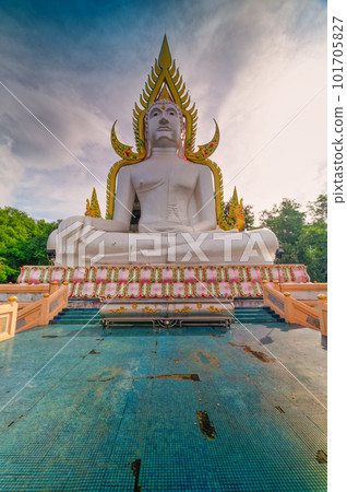Nakhon Nayok, Thailand, November 1, 2020. Wat Sri Ka Ang, Phra Phuttha Chinnarat Buddha Statue is the largest model in Thailand.. 101705827