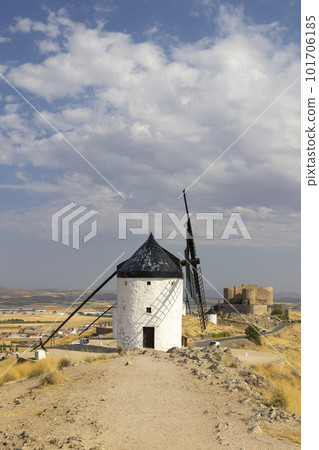 windmills and castle of Consuegra, Castilla La Mancha, Spain 101706185