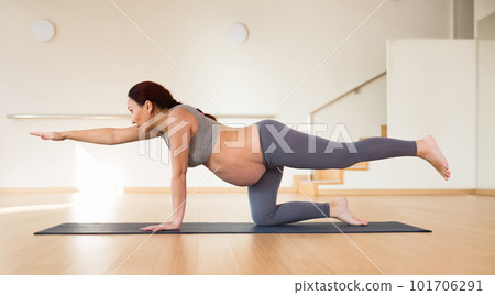 Pregnant woman is engaged in yoga. Pose table or Goasana 101706291