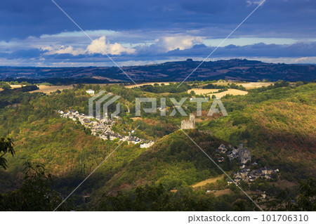 Castle and village in Najac, Aveyron, Southern France 101706310