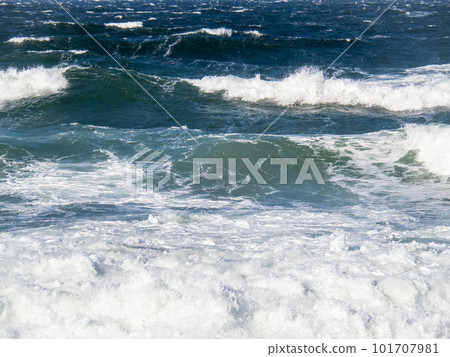 冬天波濤洶湧的大海。 101707981