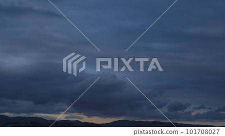 傍晚的西方天空和山脈,一側覆蓋著多層雲層・春天・主要是天空・230318pm 傍晚的西方天空和山脈,一側覆蓋著多層雲層・春天・主要是天空・230318pm 101708027