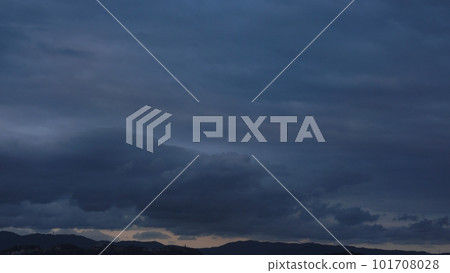 傍晚的西方天空和山脈,一側覆蓋著多層雲層・春天・主要是天空・230318pm 傍晚的西方天空和山脈,一側覆蓋著多層雲層・春天・主要是天空・230318pm 101708028