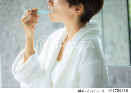 穿著浴袍刷牙的女人 穿著浴袍刷牙的女人 101709386