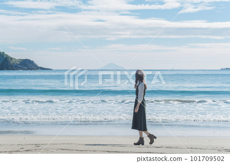 走在沐浴著朝陽的沙灘上的女人(靜岡縣伊豆市湯濱) 走在沐浴著朝陽的沙灘上的女人(靜岡縣伊豆市湯濱) 101709502