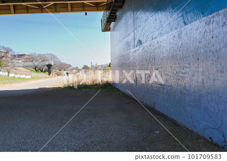 在橋樑和混凝土牆下 101709583