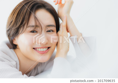 The woman in the bedroom The woman in the bedroom 101709635