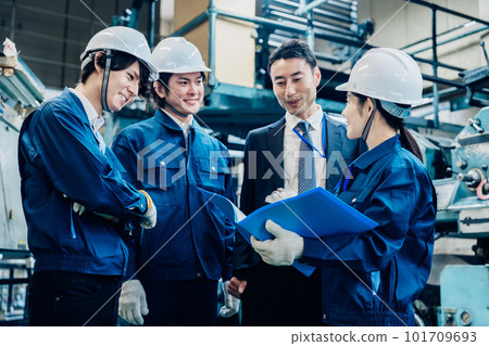 工人在工廠檢查材料 101709693