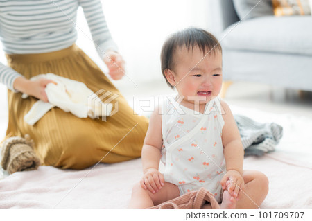 客廳嬰兒父母和孩子 101709707