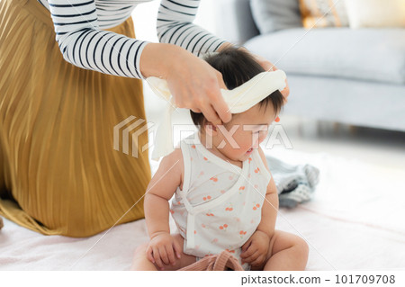 客廳嬰兒父母和孩子 客廳嬰兒父母和孩子 101709708