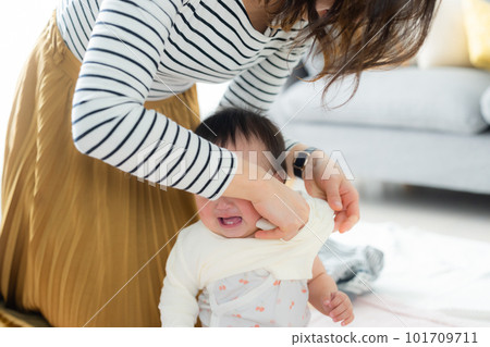 Living room baby parent and child 101709711