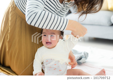 客廳嬰兒父母和孩子 客廳嬰兒父母和孩子 101709712