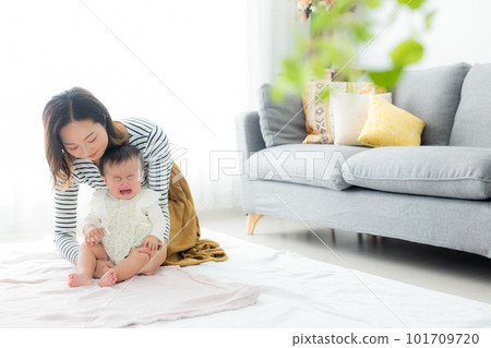 客廳嬰兒父母和孩子 101709720