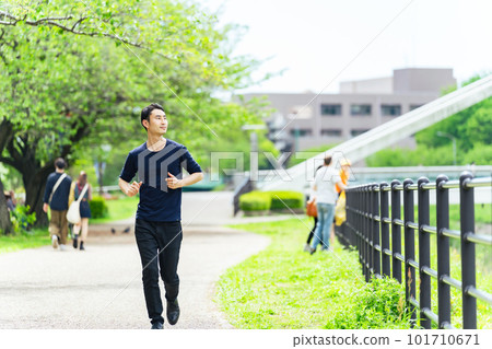 在公園裡慢跑的人 101710671