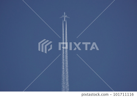 Clear evening sky with contrails, spring, 230417pm 101711116