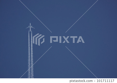 Clear evening sky with contrails, spring, 230417pm 101711117