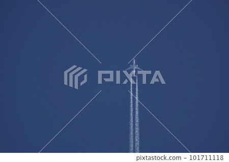 Clear evening sky with contrails, spring, 230417pm 101711118