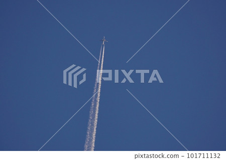 Clear evening sky with contrails, spring, 230417pm 101711132