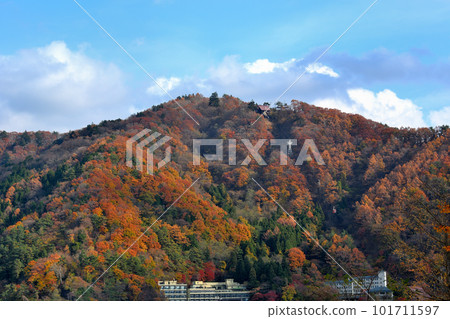 富士山、富士五湖、河口湖、從禦池公園看到的天上山，紅葉染得美麗，山梨縣富士河口湖町(3) 101711597