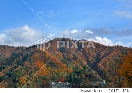 富士山、富士五湖、河口湖、從禦池公園看到的天上山,紅葉染得美麗,山梨縣富士河口湖町 (4) 富士山、富士五湖、河口湖、從禦池公園看到的天上山,紅葉染得美麗,山梨縣富士河口湖町 (4) 101711598