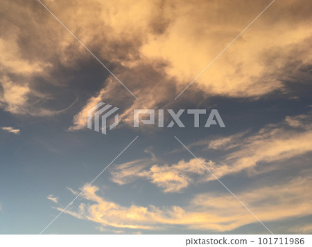 Clouds floating in the dusk sky 101711986