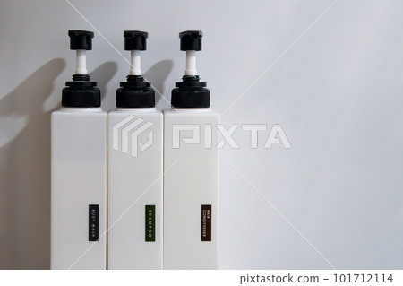 酒店浴室提供洗髮水、護髮素和沐浴露 101712114