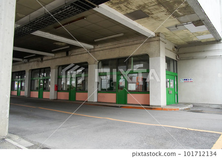 The old bus terminal in front of JR Isahaya Station, which was closed after the opening of the Nishikyushu Shinkansen 101712134