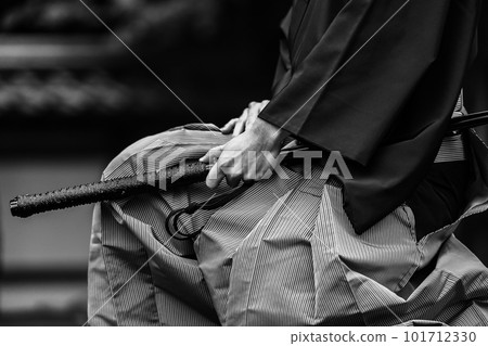 A person holding a Japanese sword 101712330