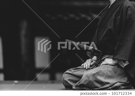 A person holding a Japanese sword 101712334