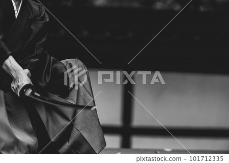 A person holding a Japanese sword 101712335