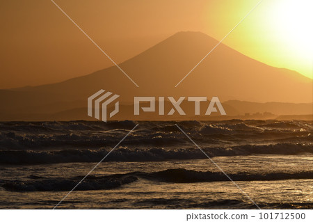 Sunset and hazy Mt.Fuji seen from Shonan 101712500