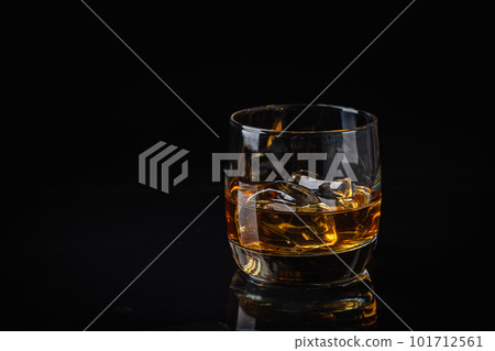 Whiskey with ice in glasses 101712561