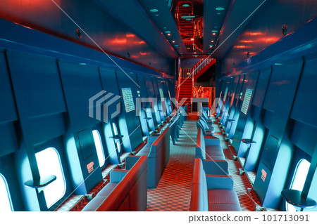 宮古島海灣遊輪的底部觀察室,您可以同時欣賞大海和水下景色 宮古島海灣遊輪的底部觀察室,您可以同時欣賞大海和水下景色 101713091