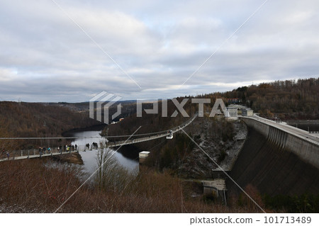 Dam wall of the Rappbode Dam and view of the Titan RT giant suspension bridge in the Harz Mountains 101713489