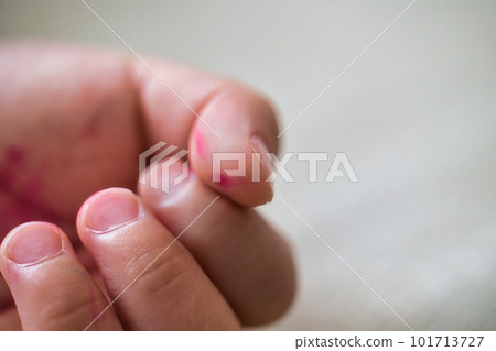 蹣跚學步的可愛手掌被鋼筆塗鴉 蹣跚學步的可愛手掌被鋼筆塗鴉 101713727