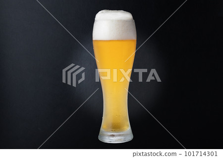 生啤酒倒入杯子 101714301