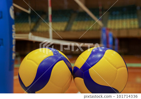 排球比賽前準備的比賽用球 101714336