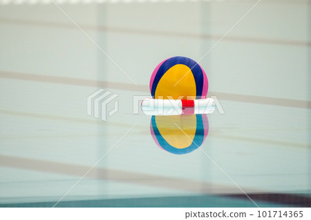 水球比賽開始前漂浮在泳池球場中央的中心球 101714365