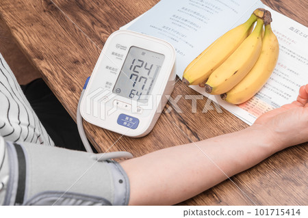 [家庭主婦測量血壓正常] 101715414