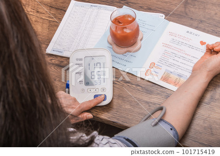 [Housewife measuring blood pressure Low] 101715419