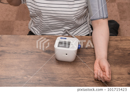 [Housewife measuring blood pressure] 101715423
