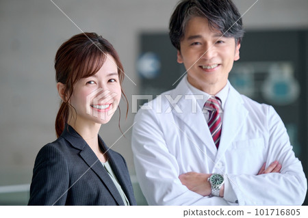 A doctor in a white coat and an MR in a suit have a meeting at a hospital 101716805
