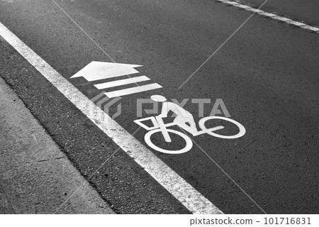 Bicycle sign with basket on cycling road 101716831