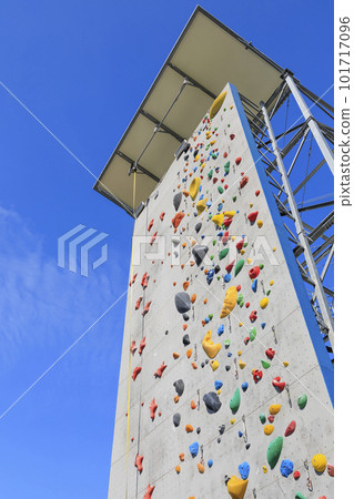 A climbing wall that shines in the blue sky 101717096