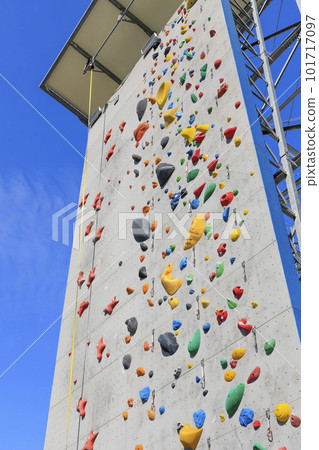 在藍天中閃耀的攀岩牆 101717097