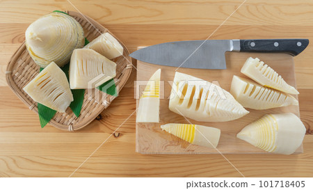 Image of cutting boiled bamboo shoots with a knife 101718405