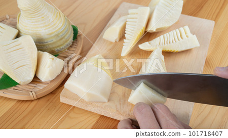 Image of cutting boiled bamboo shoots with a knife Image of cutting boiled bamboo shoots with a knife 101718407
