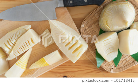 Image of cutting boiled bamboo shoots with a knife 101718413